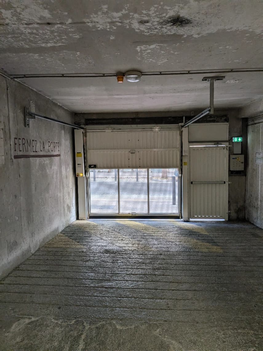 Entrée intérieure du underground à 44 Rue peyssonnel, Marseille