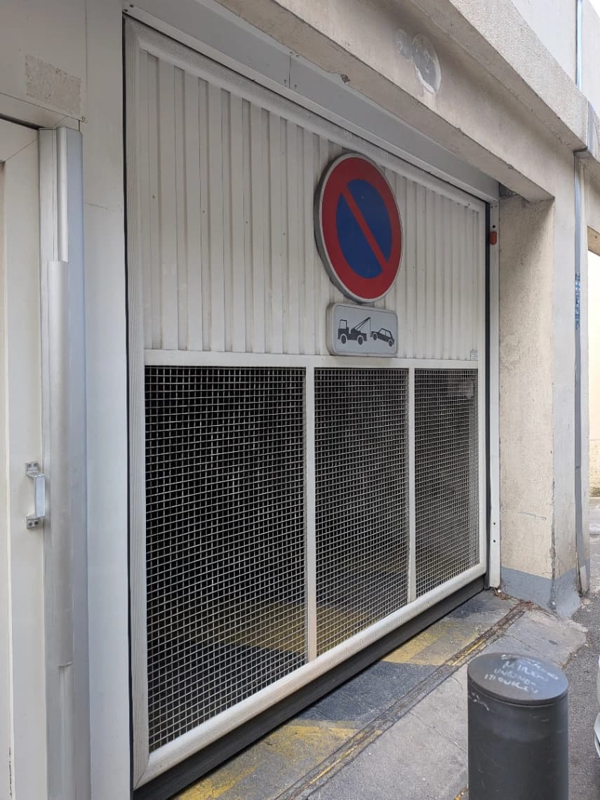 Entrée extérieure du underground à 44 Rue peyssonnel, Marseille
