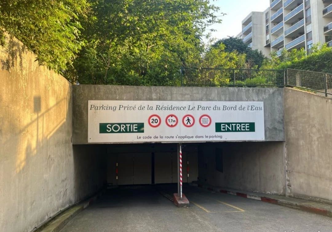 Entrée extérieure du underground à 37 Quai de l’Ourcq, Pantin