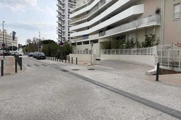 Entrée extérieure du underground à 1 Allée johnny hallyday, Marseille