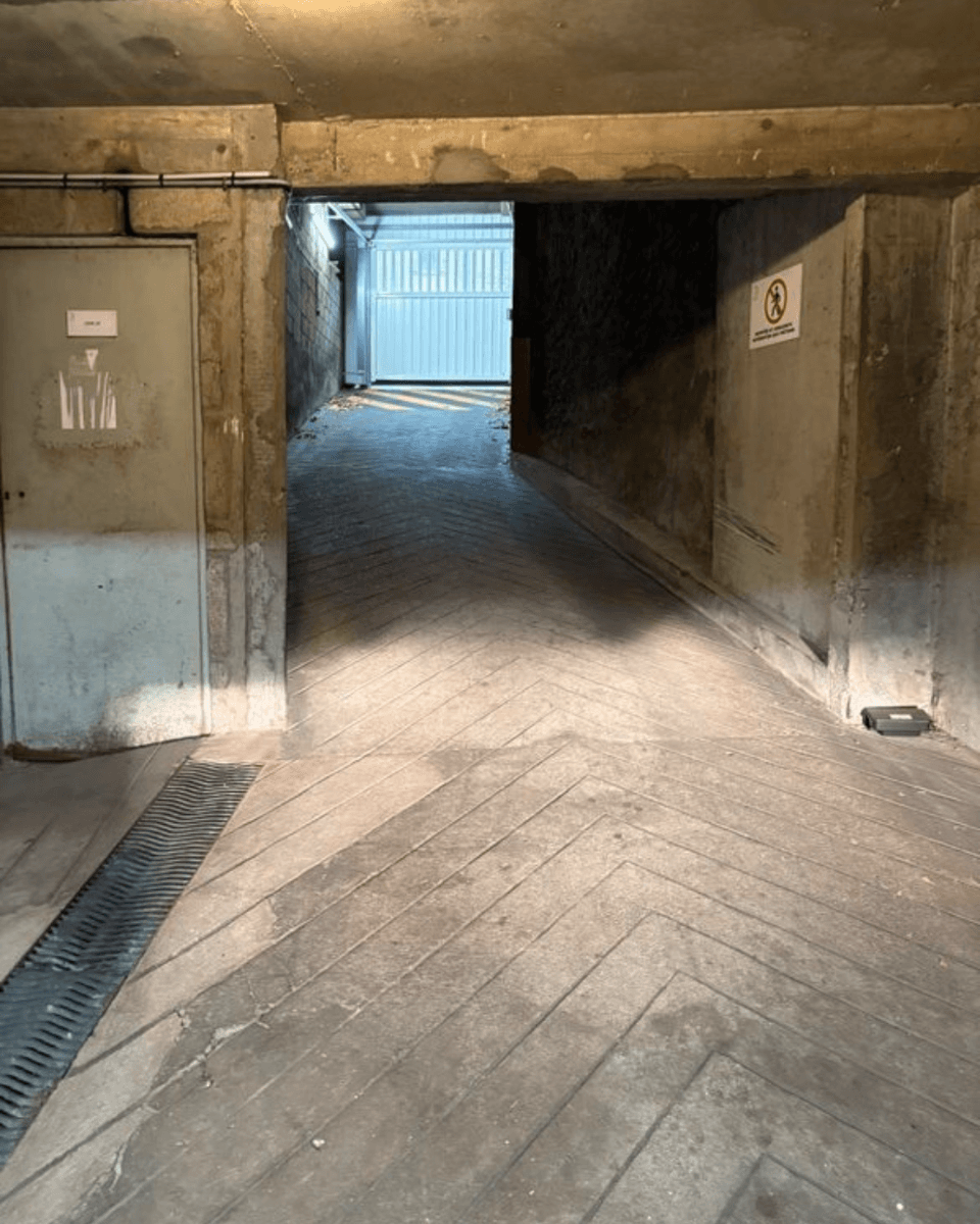 Entrée intérieure du underground à 53 Route de la Reine, Boulogne-Billancourt