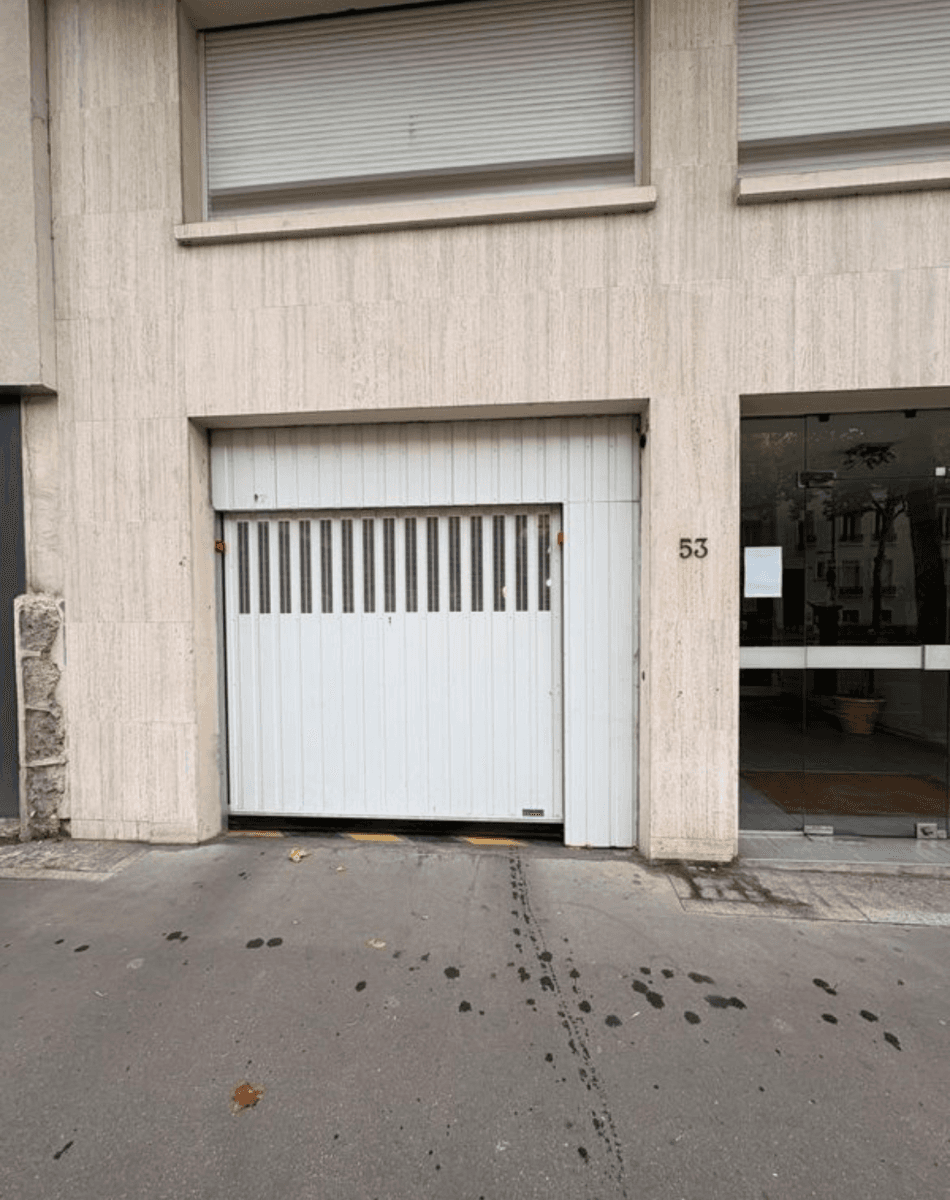 Entrée extérieure du underground à 53 Route de la Reine, Boulogne-Billancourt