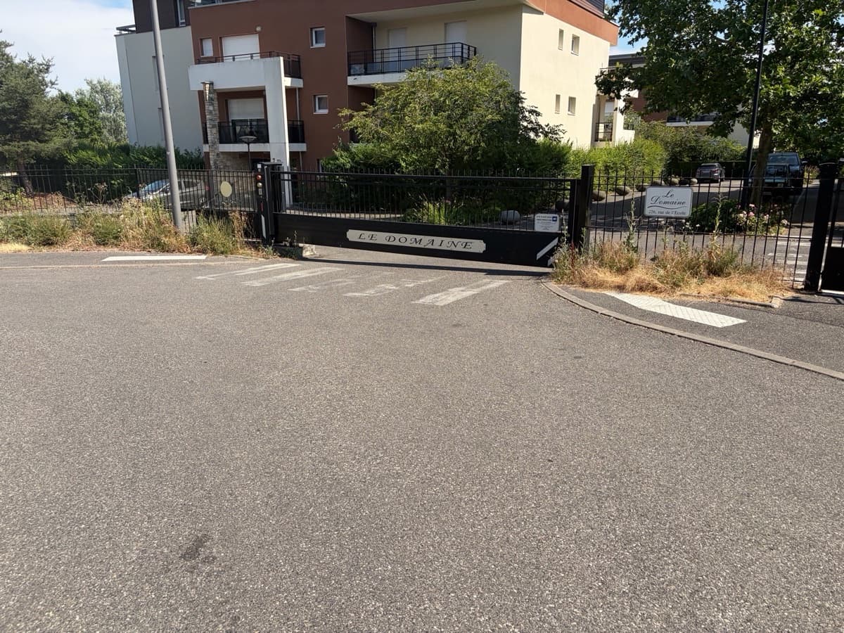 🚗 Place de parking extérieure sécurisée à louer –... - Location parking pour voiture et moto à Prévessin-Moëns