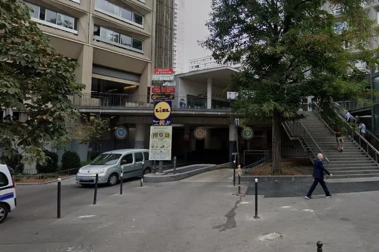 Entrée extérieure du underground à 50 Rue du Disque, Paris