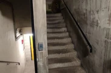 Entrée extérieure du underground à Square Henri Régnault, Courbevoie