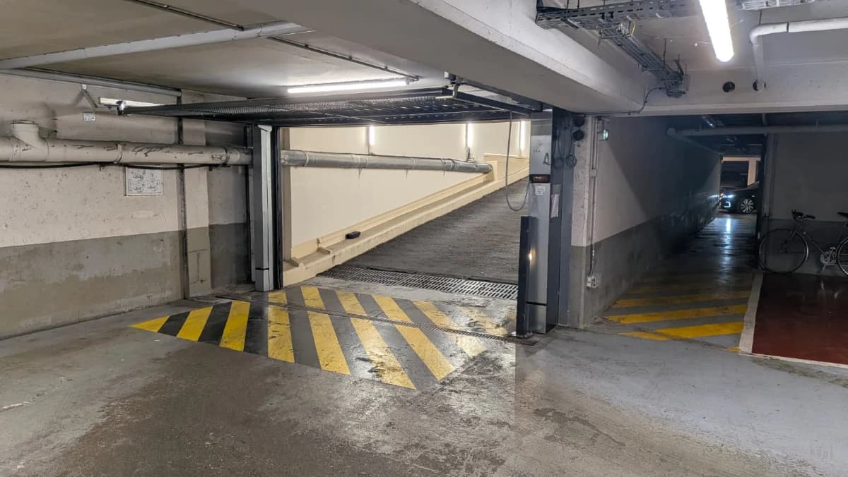 Entrée intérieure du underground à 62 Rue de Picpus, Paris