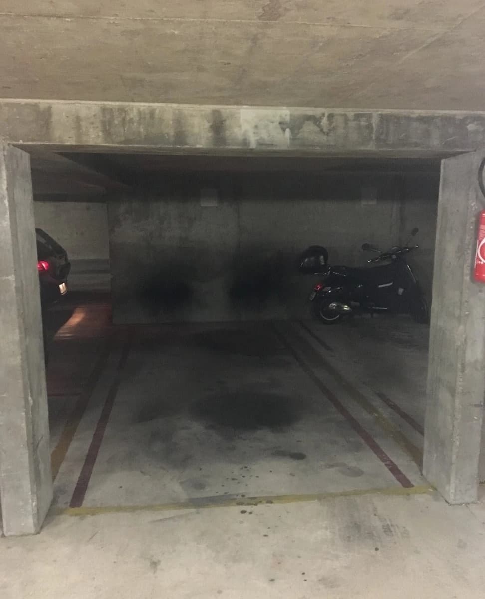 Entrée extérieure du underground à Rue Roque de Fillol, Puteaux