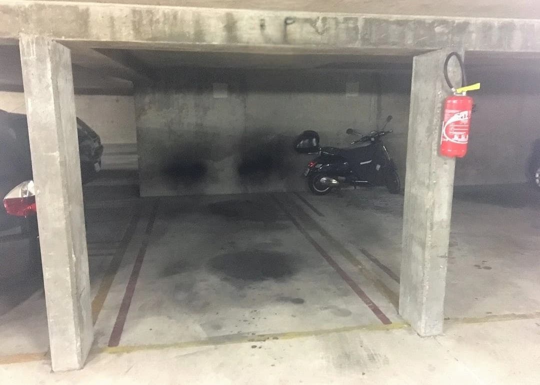 Location underground à Rue Roque de Fillol, Puteaux