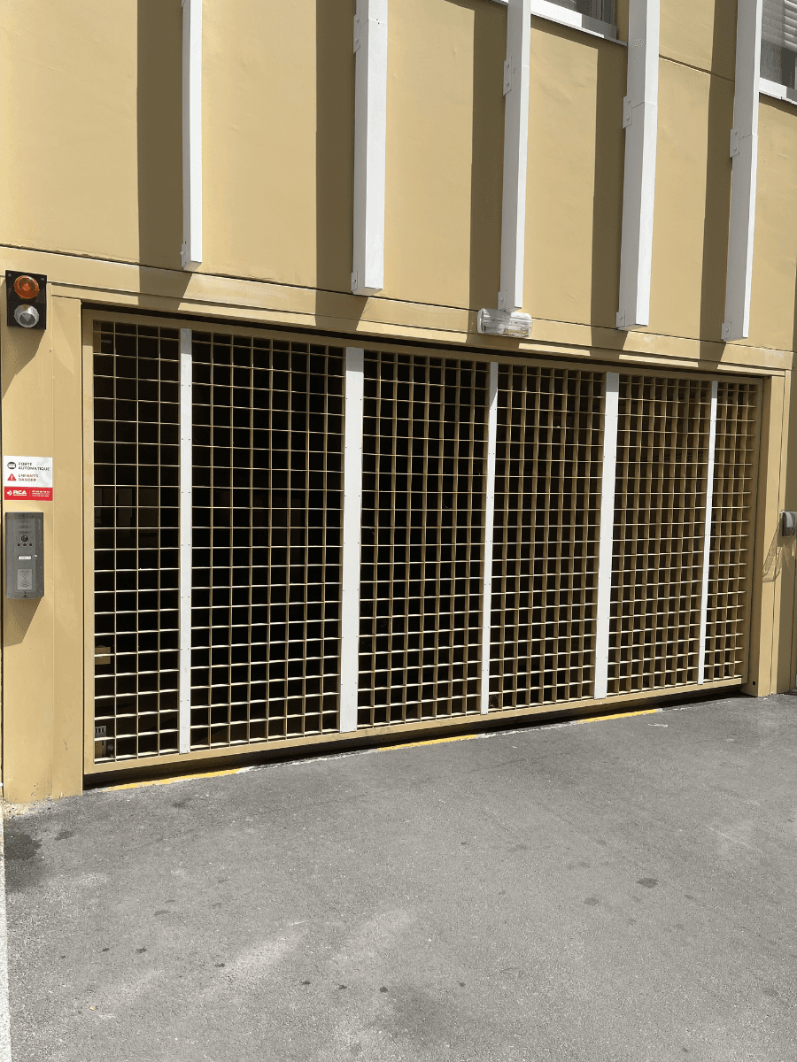 Entrée extérieure du multi storey à 10 Rue de l'Abreuvoir, Reims
