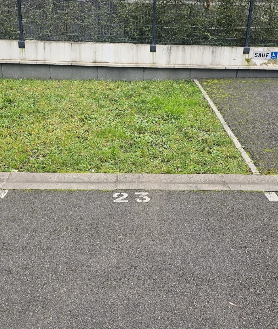 Idéalement située à Antony, cette place de parking... - Location parking pour voiture et moto à Antony