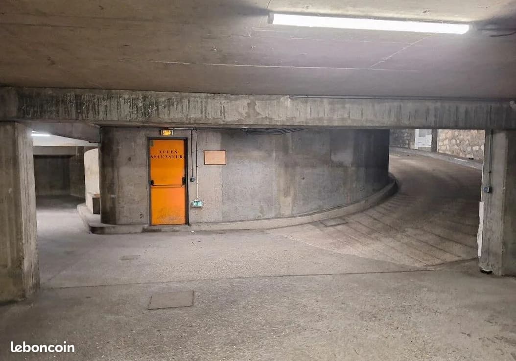 Entrée intérieure du underground à 8 Rue de Rambouillet, Paris