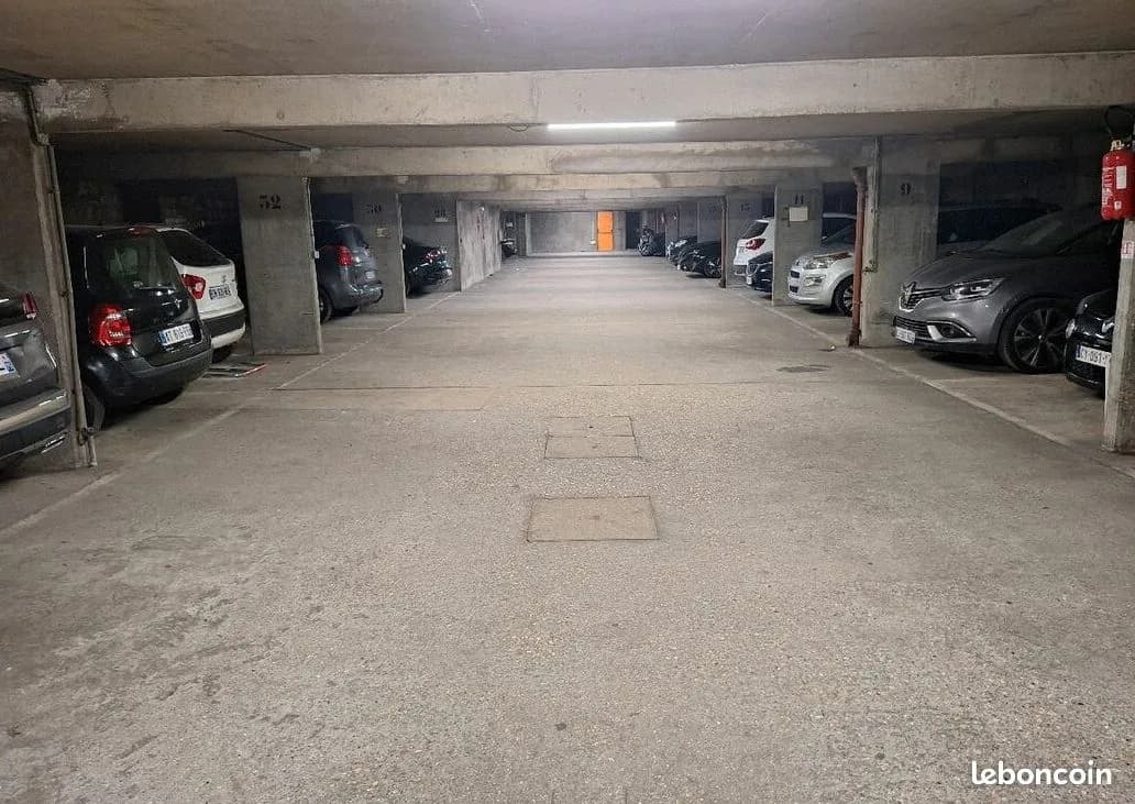 Entrée extérieure du underground à 8 Rue de Rambouillet, Paris