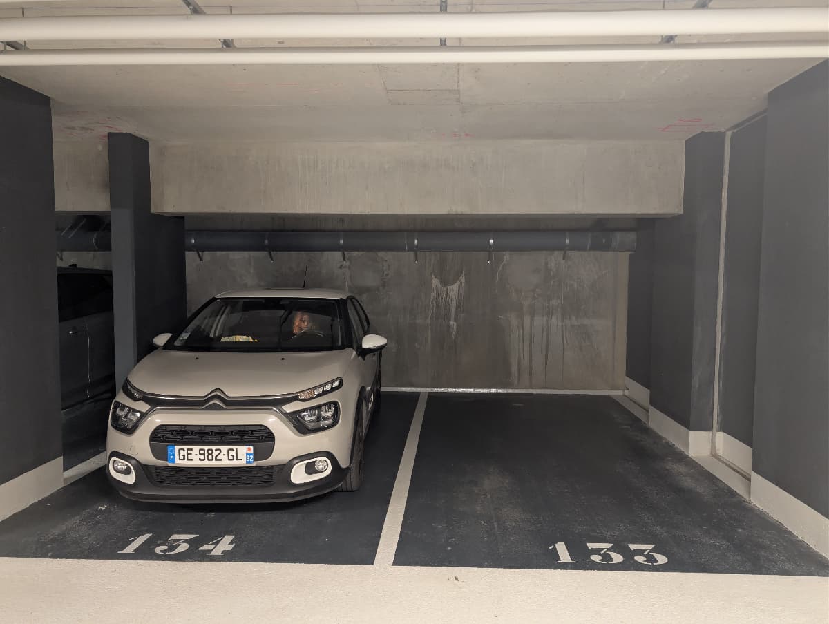 Place de parking en sous-sol, idéalement située da... - Location parking pour voiture à Clamart