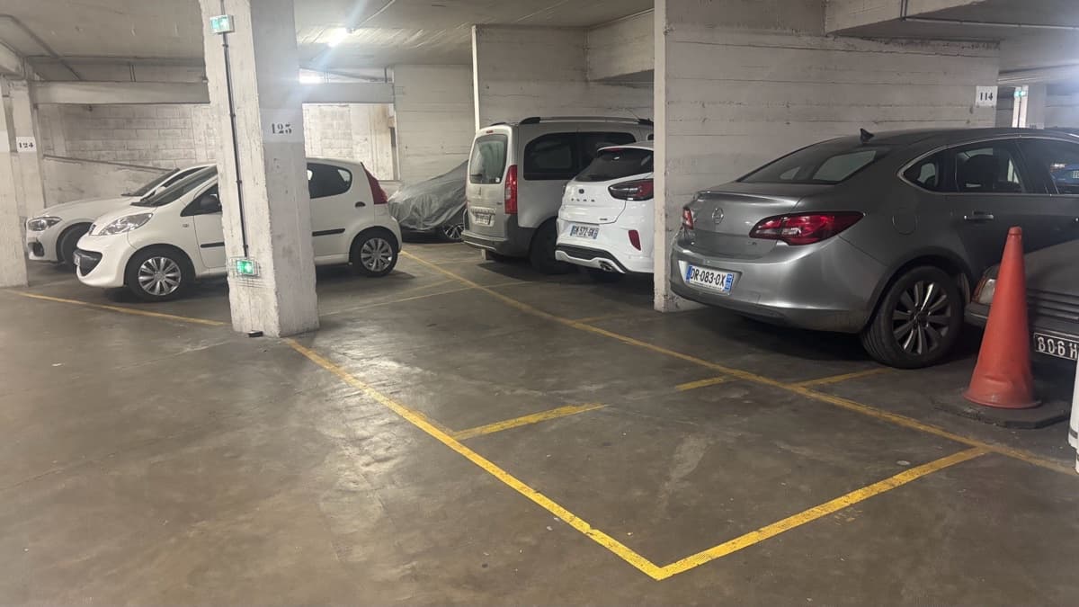 Location underground à 47 Boulevard Bessières, Paris