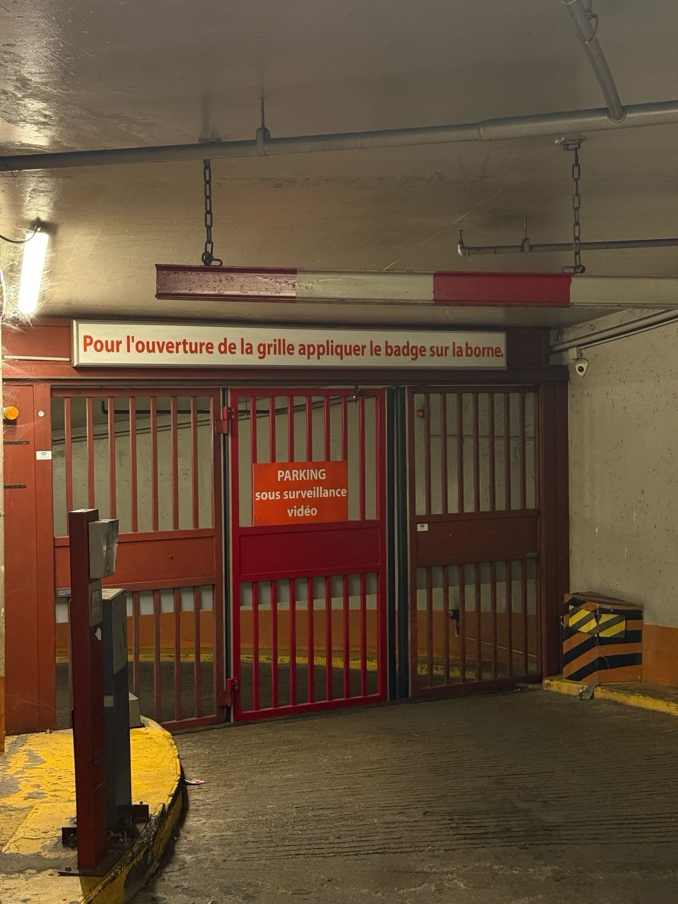 Entrée intérieure du underground à 30 Place d'Italie, Paris