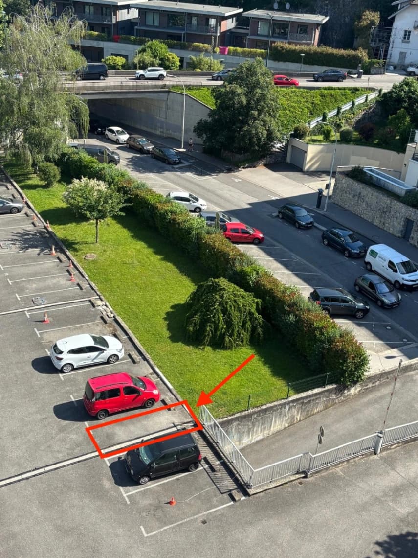 Place de parking extérieure à l’entrée de la vieil... - Location parking pour voiture à Annecy