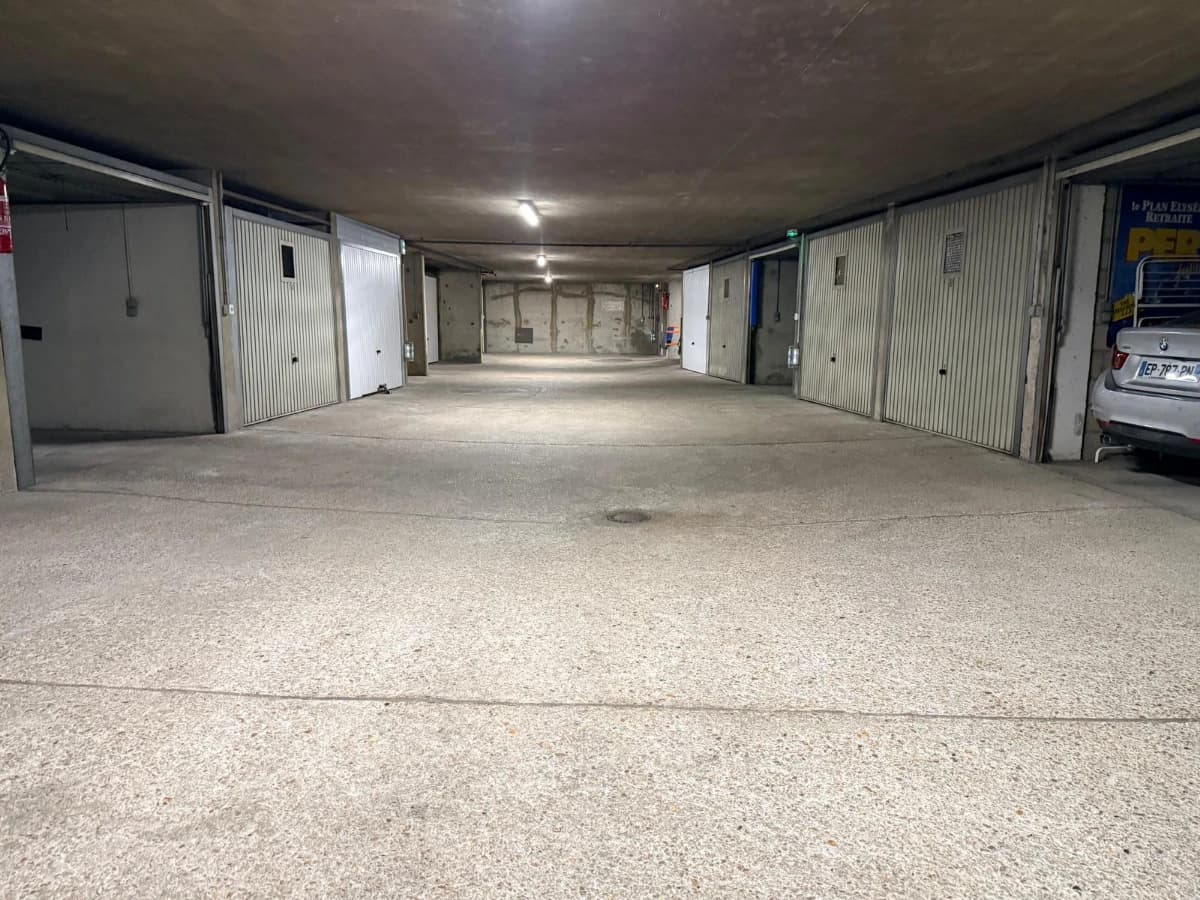 Entrée intérieure du underground à 9 Rue Massue, Vincennes