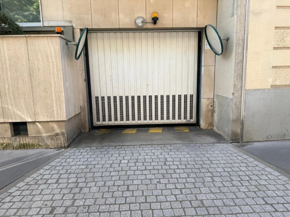 Entrée extérieure du underground à 9 Rue Massue, Vincennes