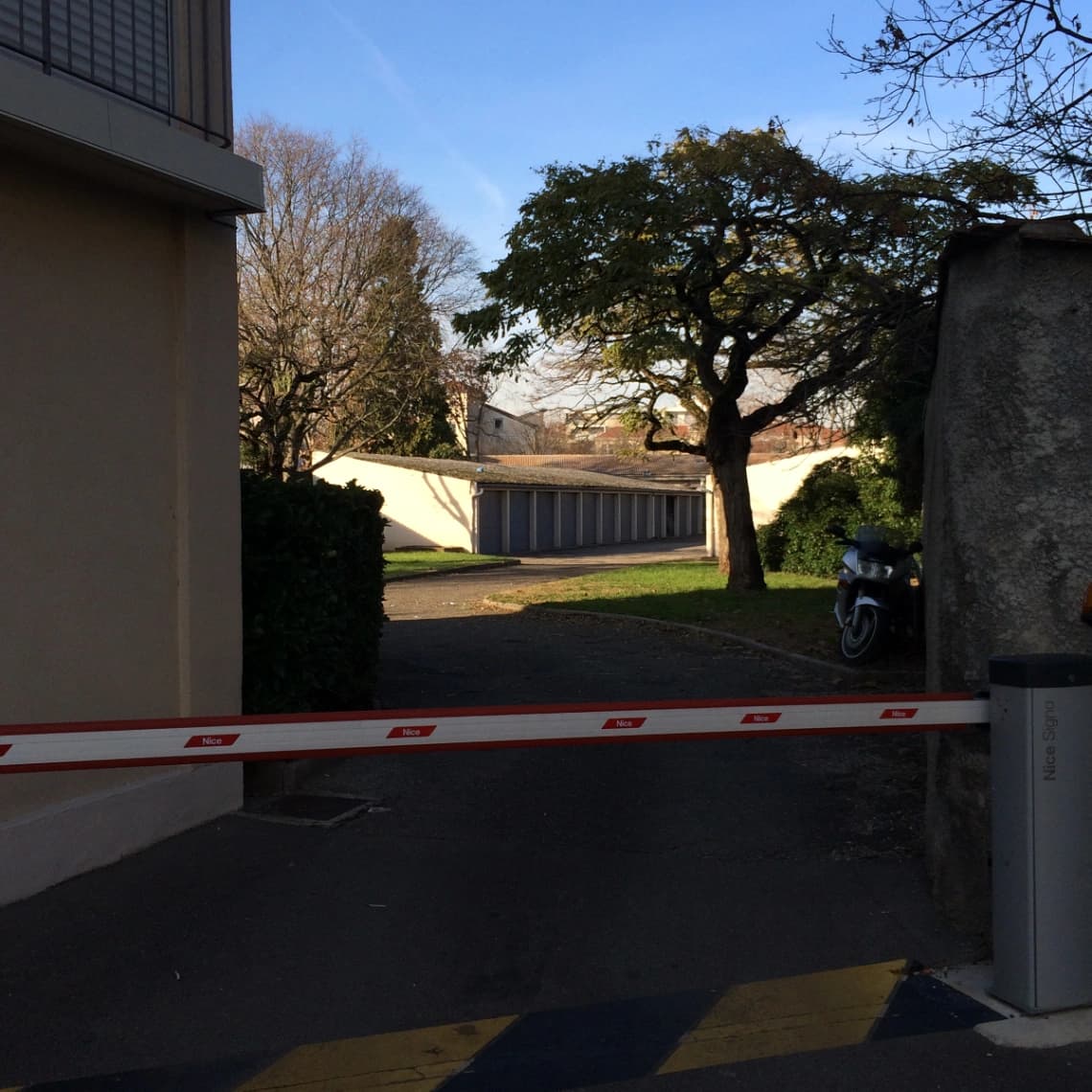 Entrée extérieure du private box à 11bis Impasse Lindbergh, Lyon
