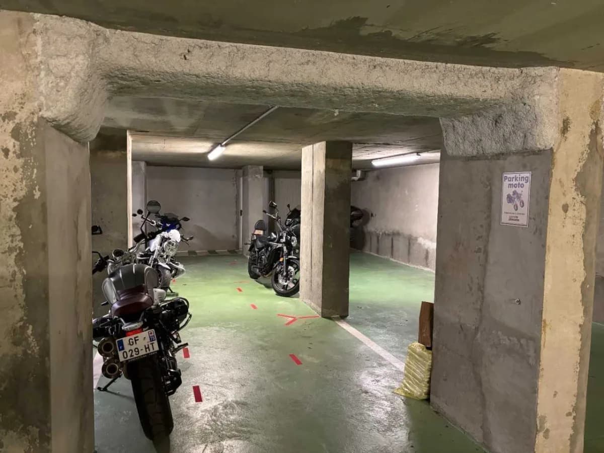 Entrée intérieure du underground à 67 Rue Cambronne, Paris