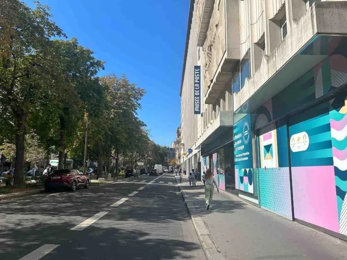 Entrée extérieure du underground à 32 Boulevard de Vaugirard, Paris