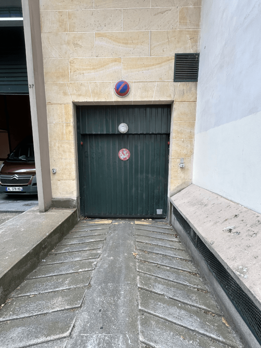 Entrée extérieure du underground à 25 Rue Georges Huchon, Vincennes