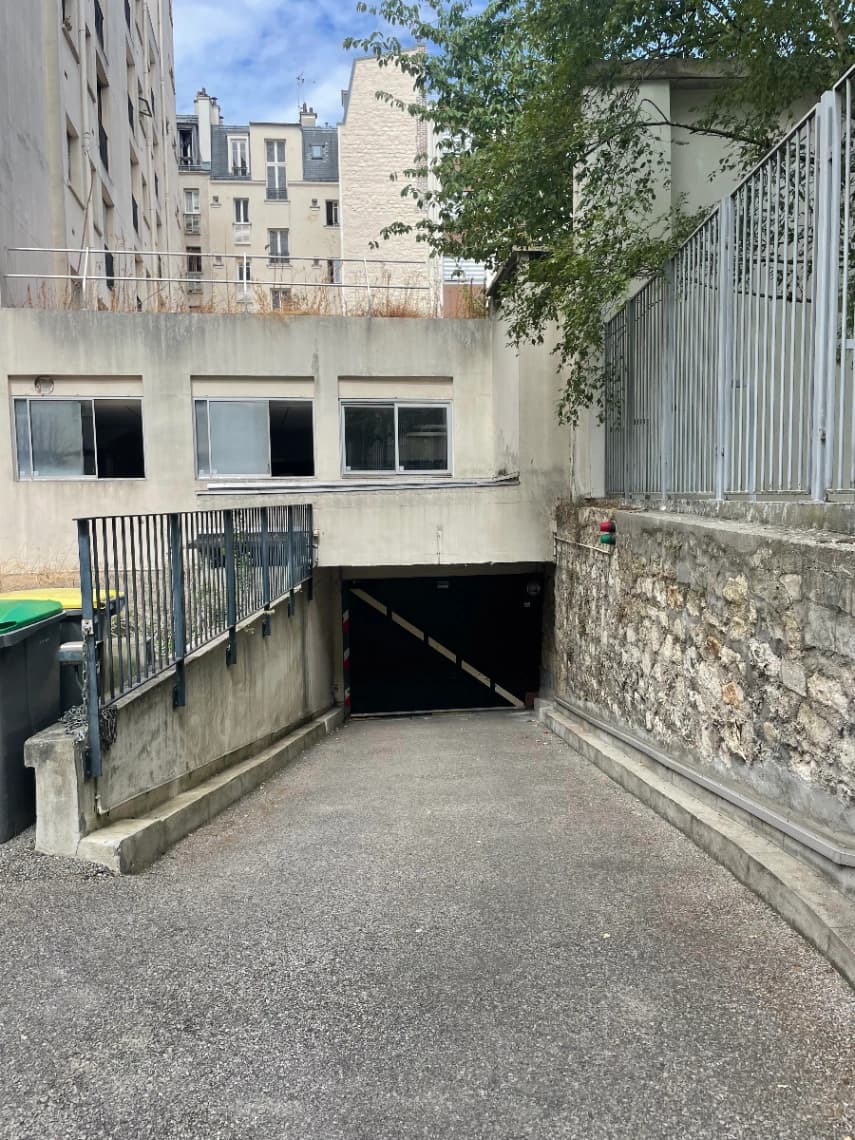 Entrée intérieure du underground à 3 Rue des Morillons, Paris