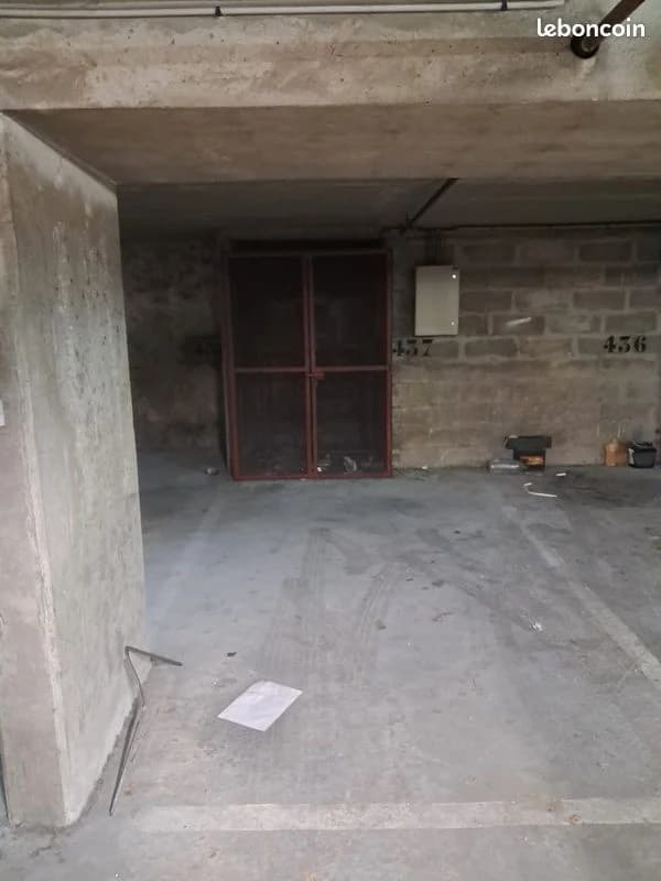 Entrée intérieure du underground à 13 Rue Gracieuse, Paris