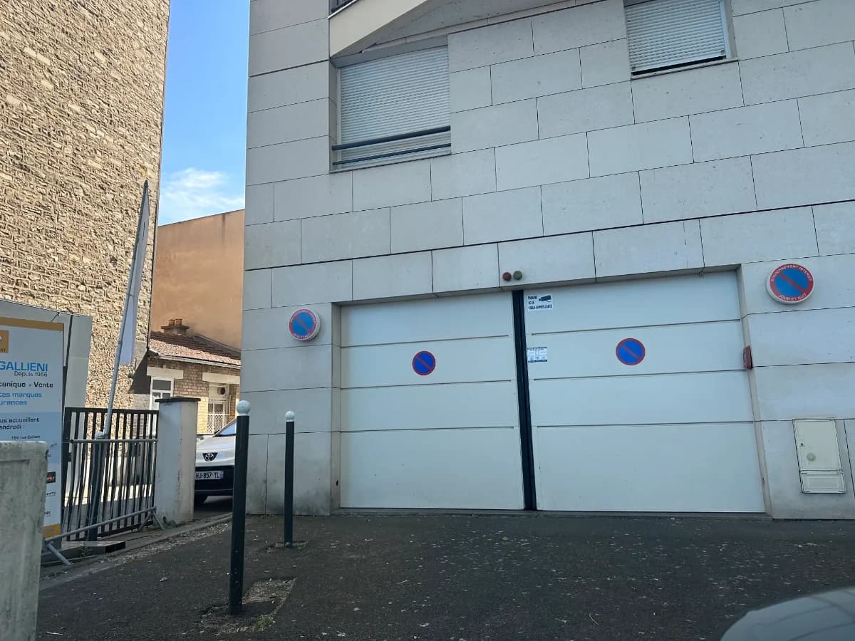 Entrée intérieure du underground à 41 Rue Yves Kermen, Boulogne-Billancourt
