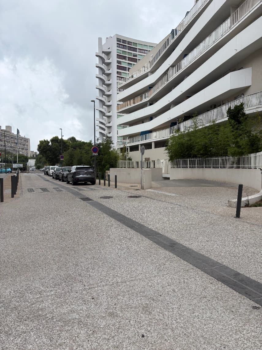 Entrée intérieure du underground à 1 Allée johnny hallyday, Marseille