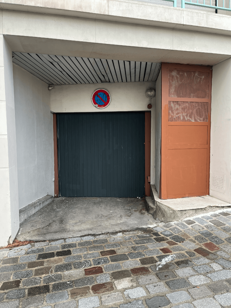 Entrée extérieure du private box à 26 Rue Piat, Paris
