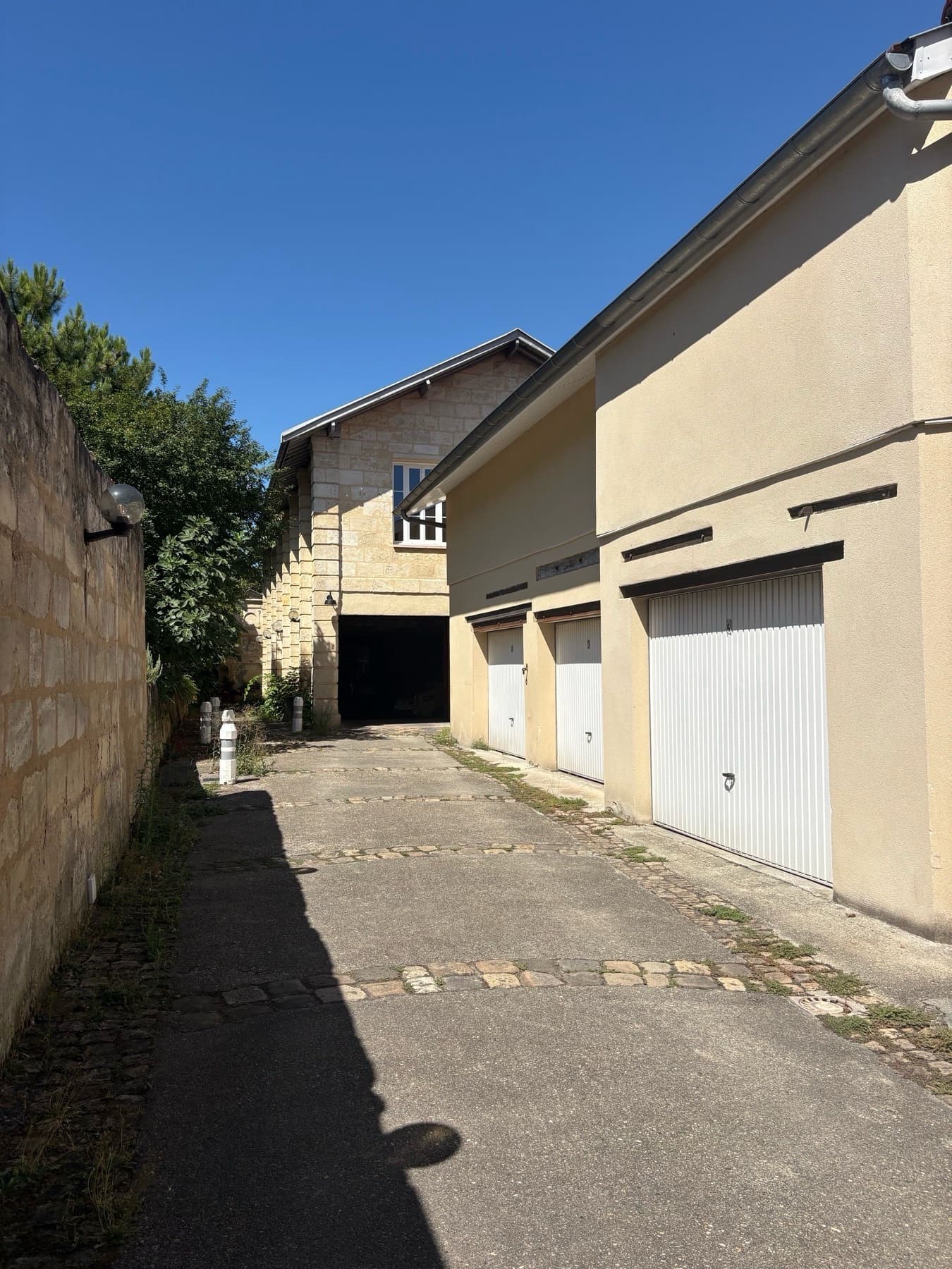 Entrée extérieure du private box à 57 Cours de la Somme, Bordeaux