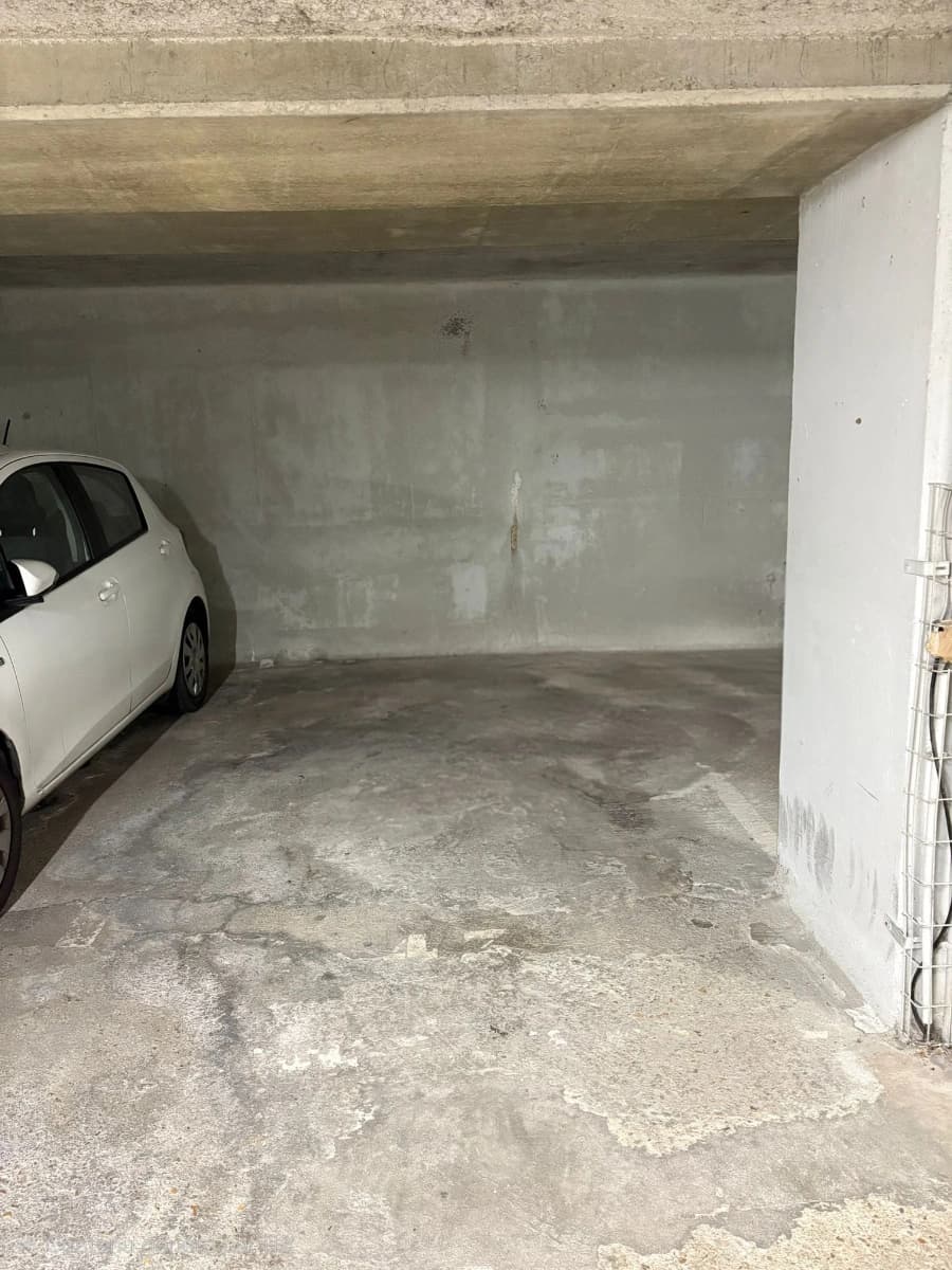 Entrée intérieure du underground à 2 Avenue Huguier, Buc