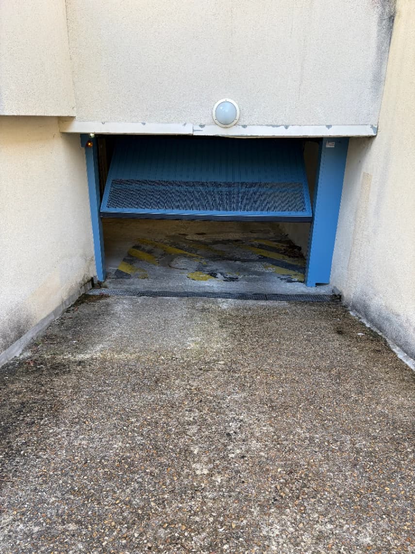 Entrée extérieure du underground à 2 Avenue Huguier, Buc