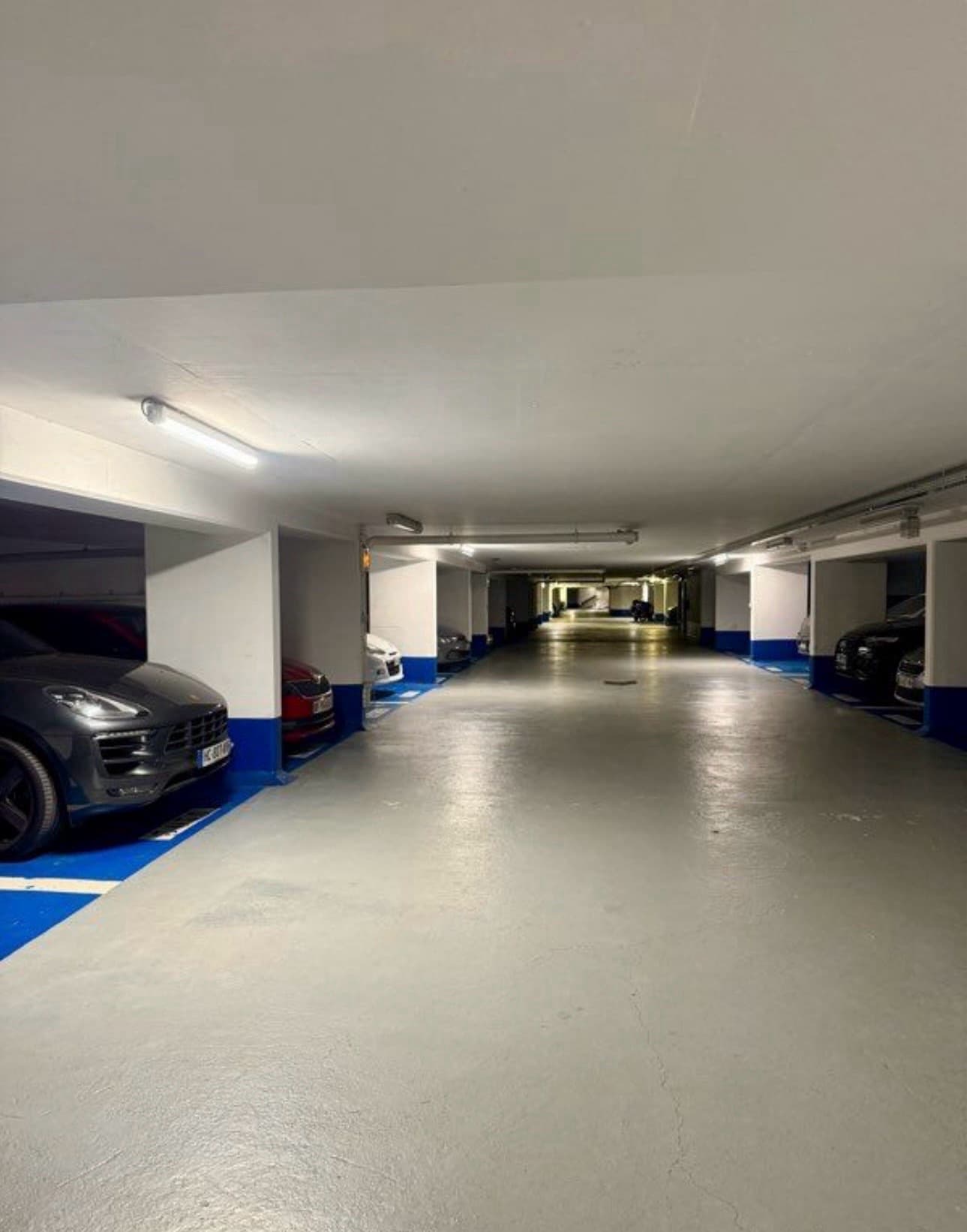 Entrée intérieure du underground à 27 Rue Rouget de Lisle, Puteaux