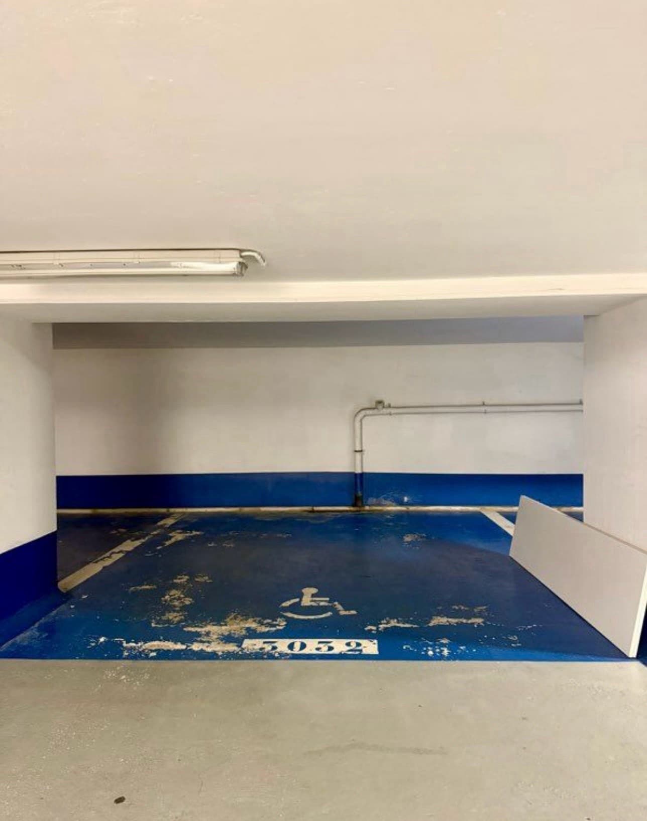 Entrée extérieure du underground à 27 Rue Rouget de Lisle, Puteaux