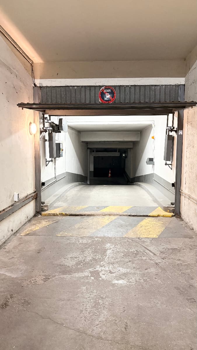 Entrée extérieure du underground à 154 Boulevard Vincent Auriol, Paris