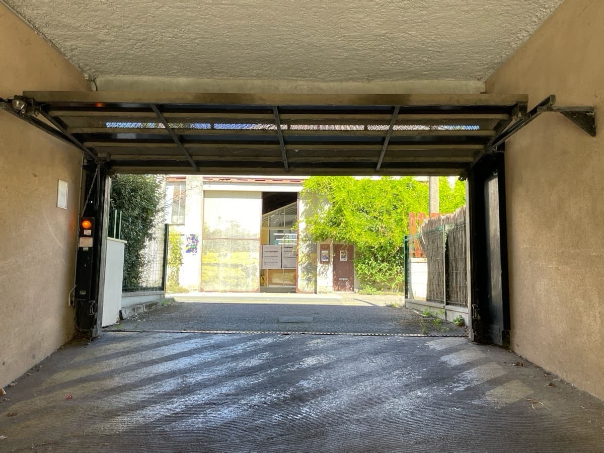 Entrée intérieure du underground à 136 Avenue Alsace Lorraine, Bordeaux
