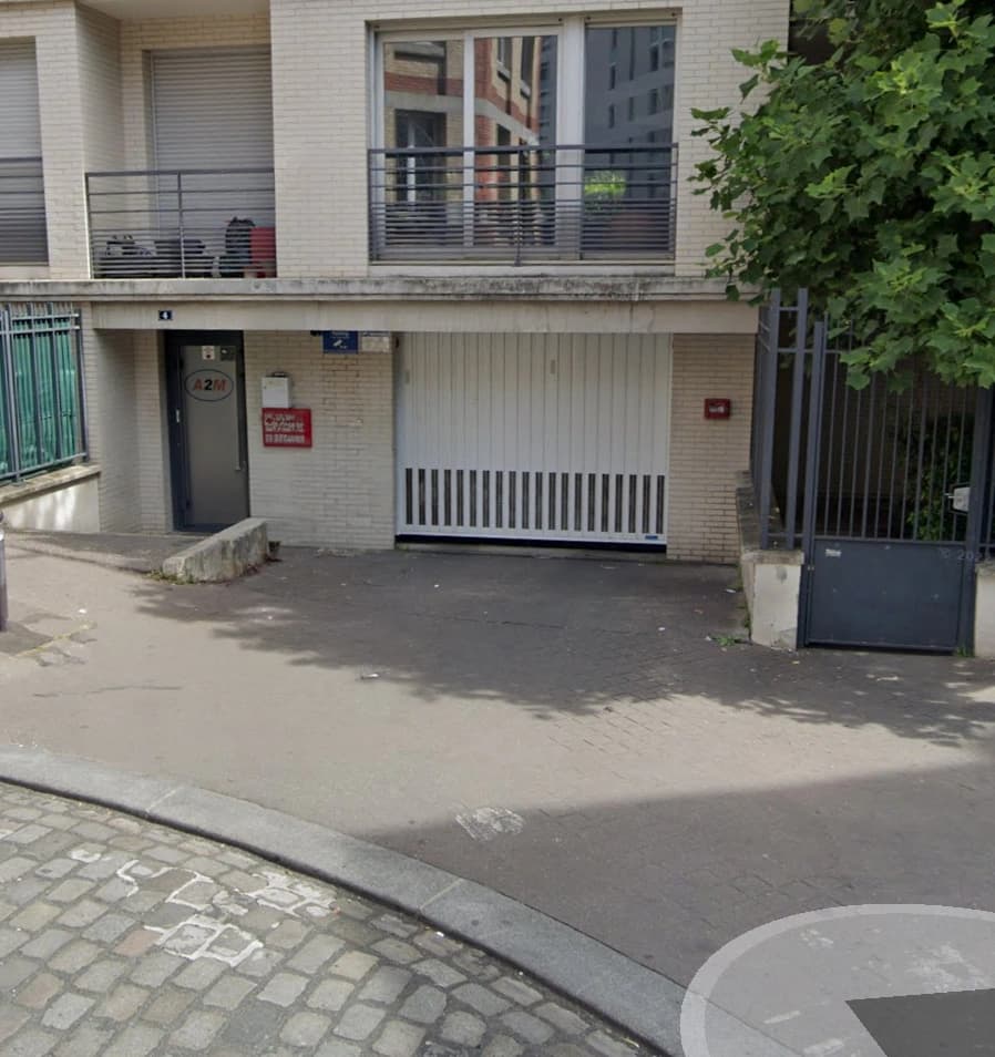 Entrée extérieure du underground à 4 Passage de l'Atlas, Paris