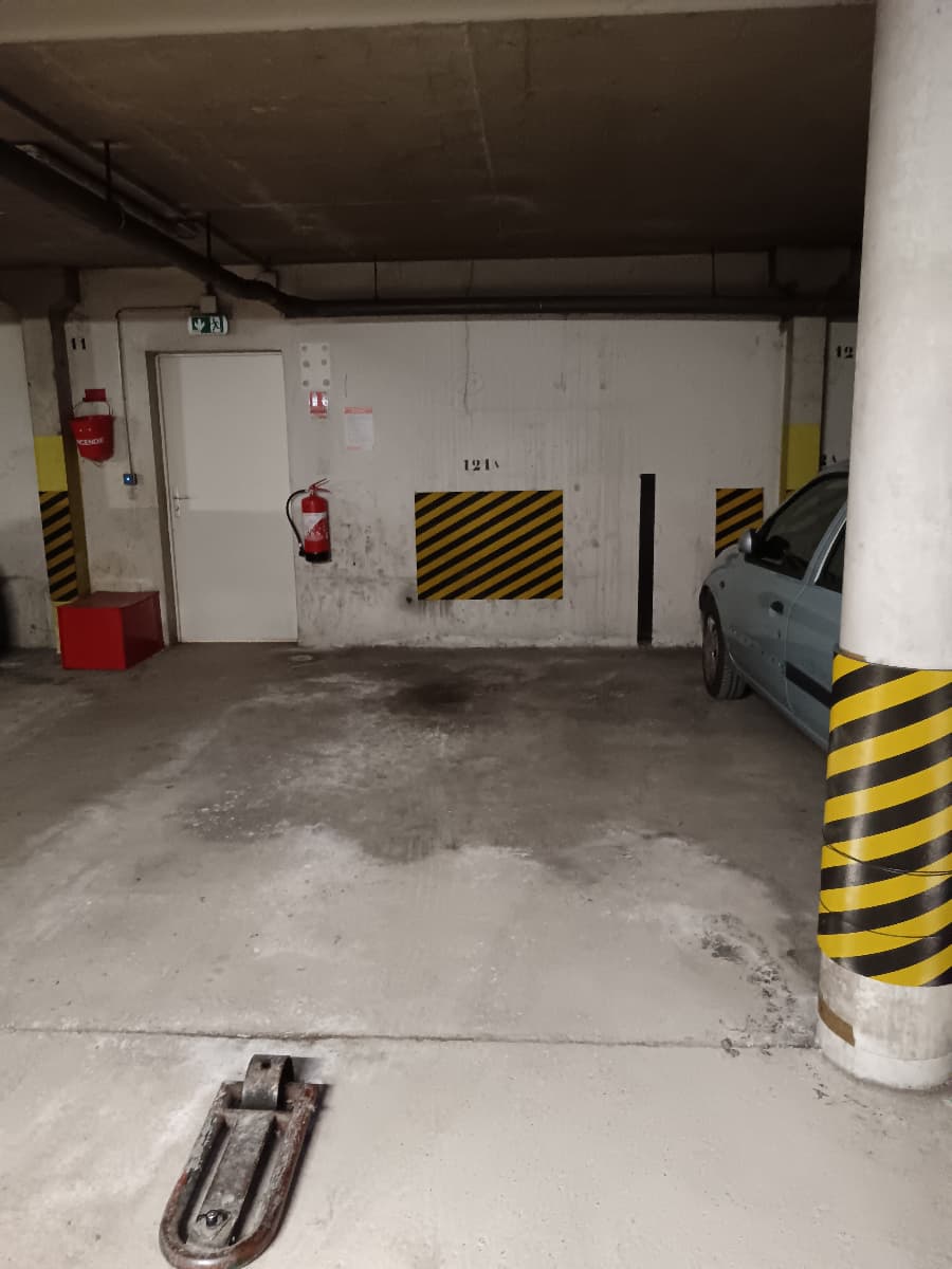 A louer place de parking en sous sol face à la ba... - Location parking pour voiture à Reims