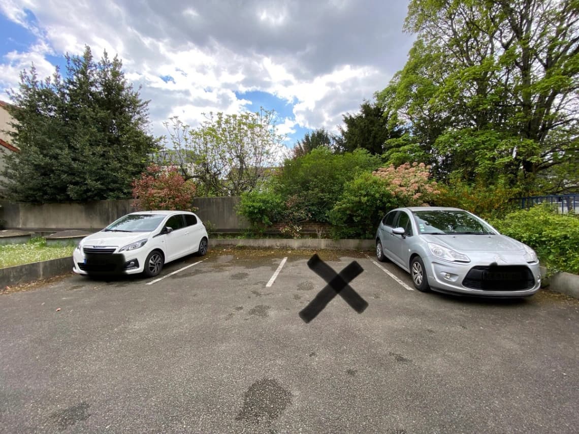 Située à Bourg-la-Reine, Rue Cécile Vallet, place... - Location parking pour voiture et moto à Bourg-la-Reine