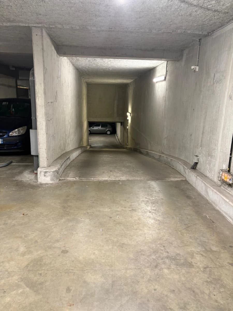Entrée intérieure du underground à 247 Rue du Ménil, Asnières-sur-Seine