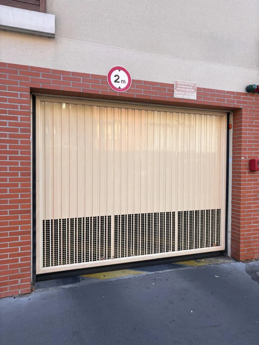 Entrée extérieure du underground à 247 Rue du Ménil, Asnières-sur-Seine