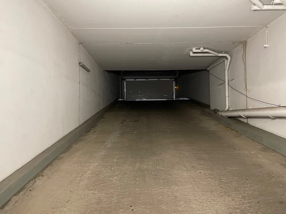 Entrée intérieure du underground à 83 Rue Danton, Levallois-Perret