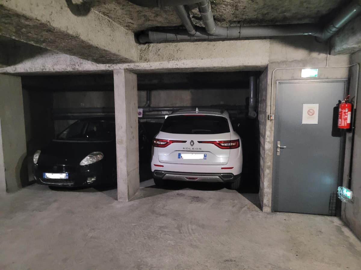 Entrée intérieure du underground à 42 Rue Antoine Charial, Lyon