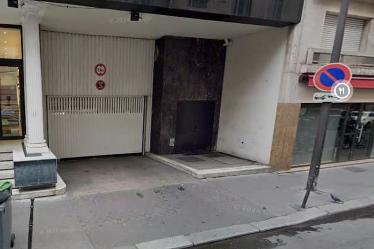 Location underground à 15 Rue de Berri, Paris