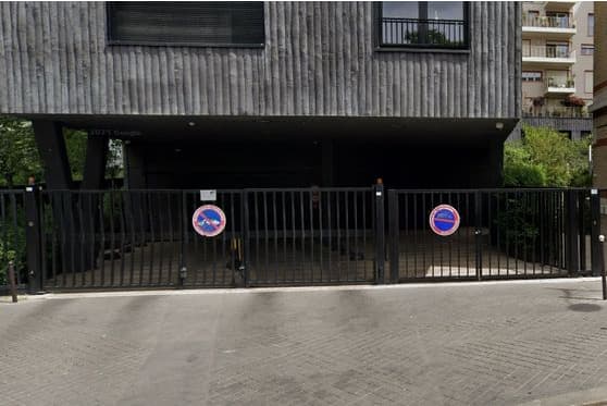 Entrée extérieure du underground à 118 Rue de Saussure, Paris