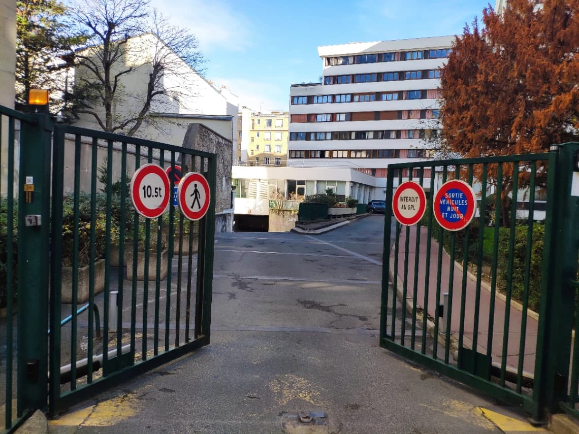 Entrée intérieure du underground à 10 Rue Riquet, Paris