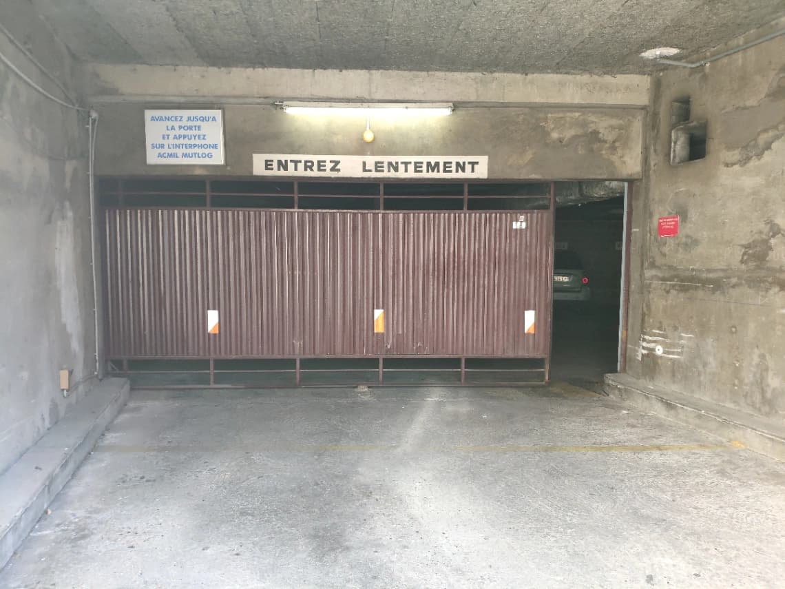 Entrée extérieure du underground à 10 Rue Riquet, Paris
