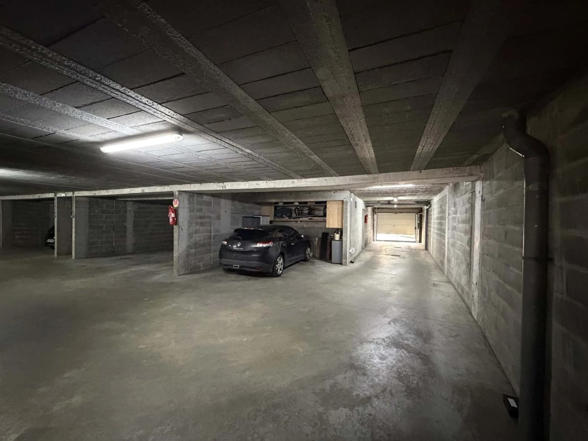 Entrée intérieure du underground à 23 Rue Camille Pelletan, Houilles